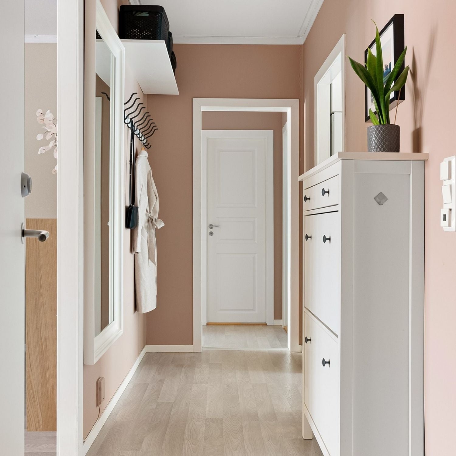 Schmaler Flur mit passenden Möbeln, Garderobenleiste