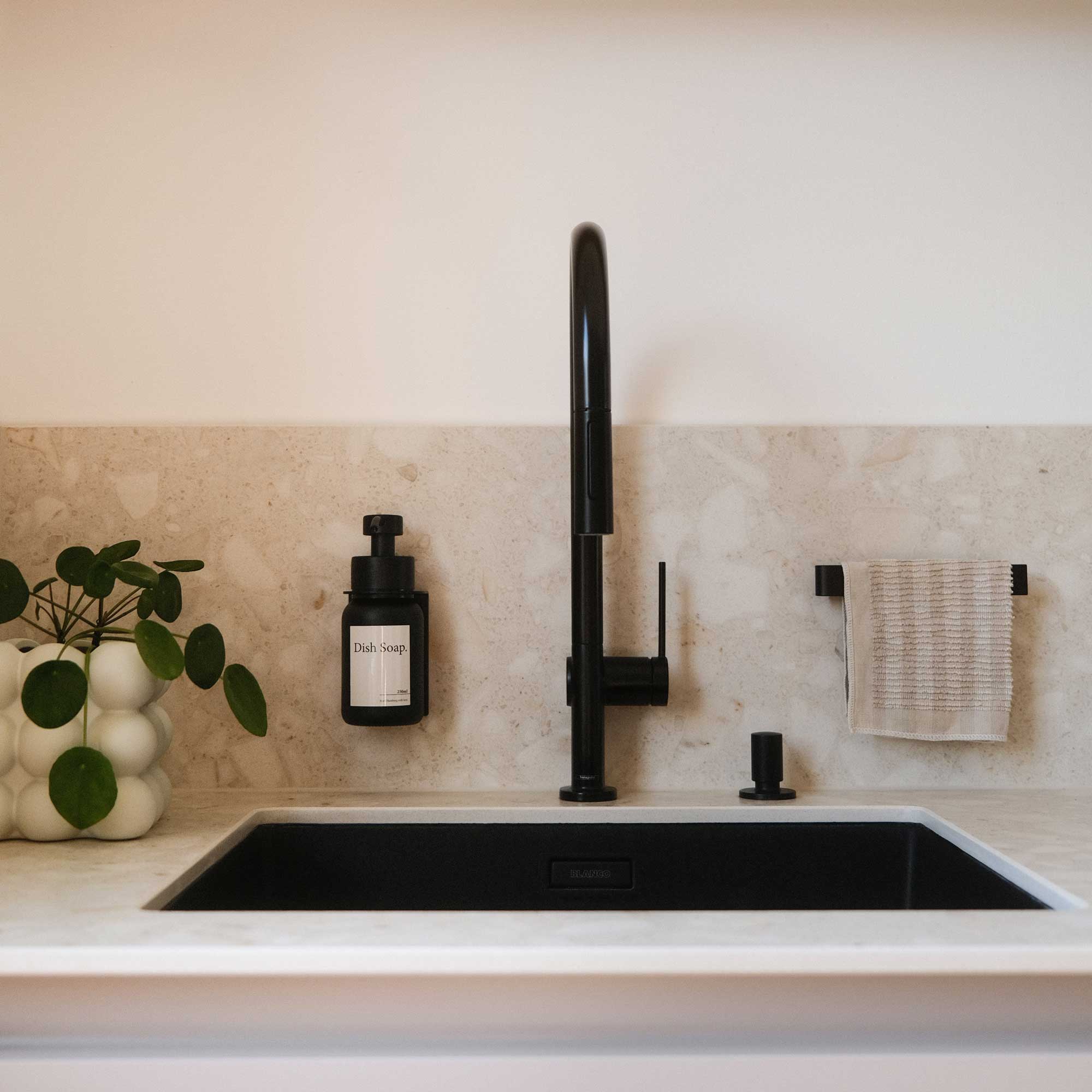 Designfabrik Hamburg Selbstklebende Küchenutensilien Ohne Bohren_ Seifenspender mit Wandhalterung und Spültuchhalter ohen Bohren