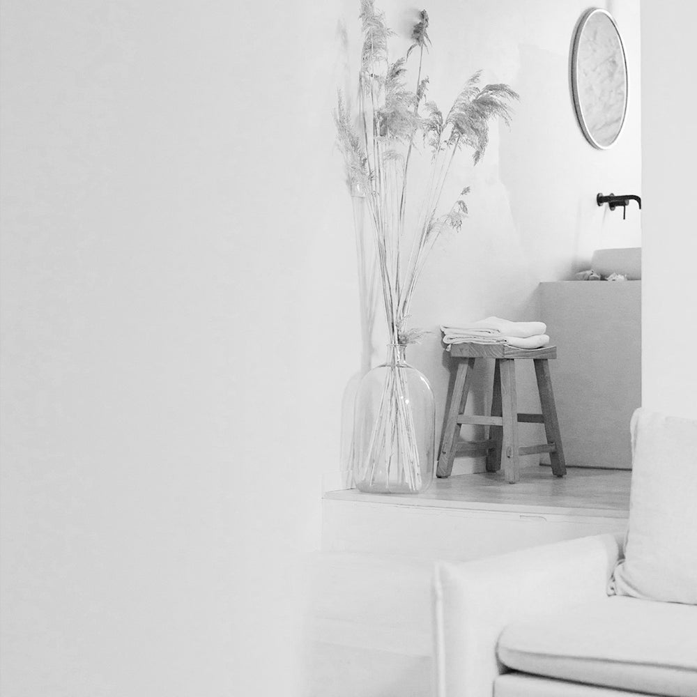 Flur Kategoriebild Designfabrik Hamburg Ausschnitt mit Sofa, Pampasgras und großer Design Vase