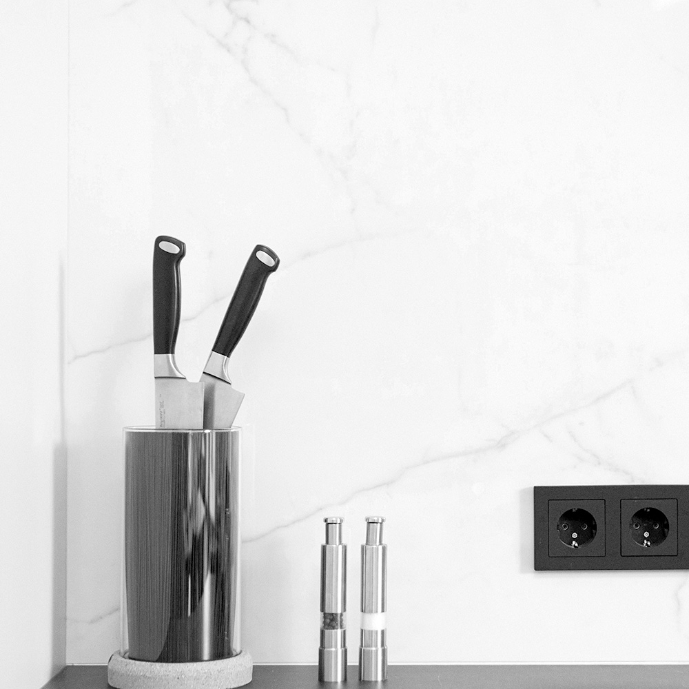 Küche Kategoriebild Designfabrik Hamburg Messerblock und Steckdosen in Schwarz