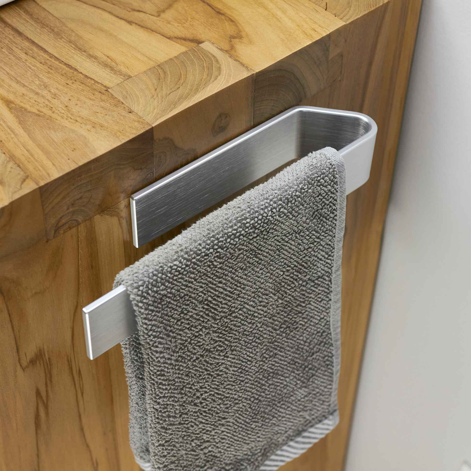 Designfabrik Hamburg Handtuchhalter ohne Bohren Wandmontage 22cm silber