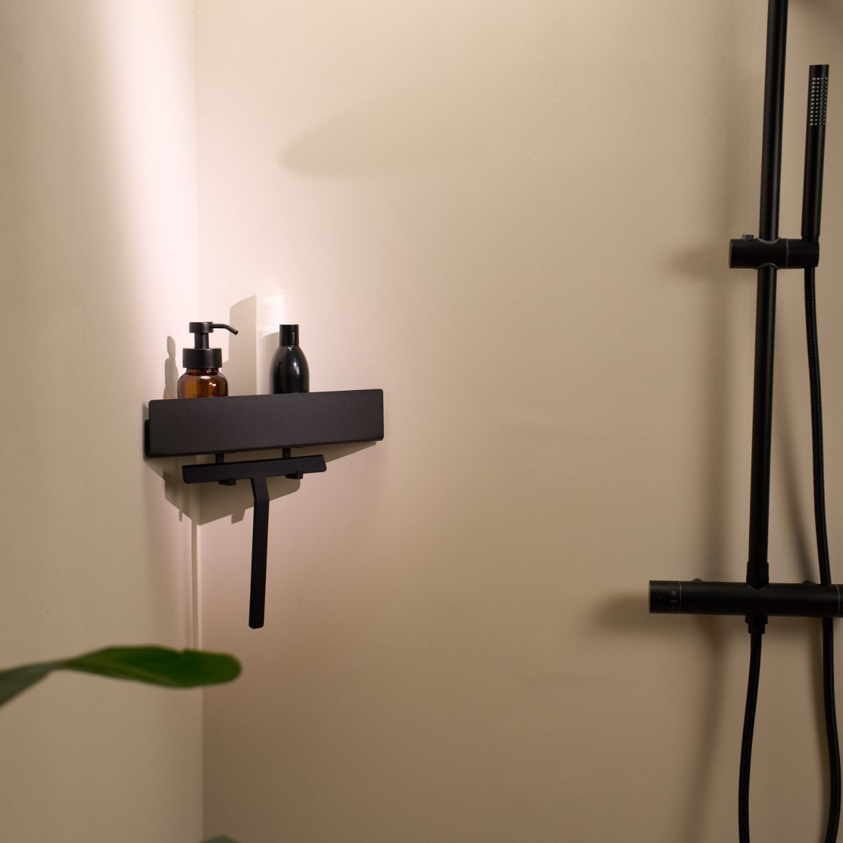 Designfabrik Hamburg Duschablage als Eckablage ohne Bohren für Duschutensilien und Shampoo Schwarz