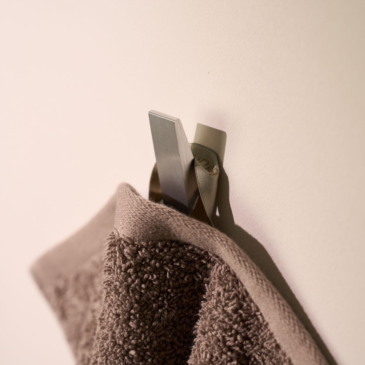 Designfabrik Hamburg Handtuchhaken zum Kleben aus Metall in Edelstahloptik silber