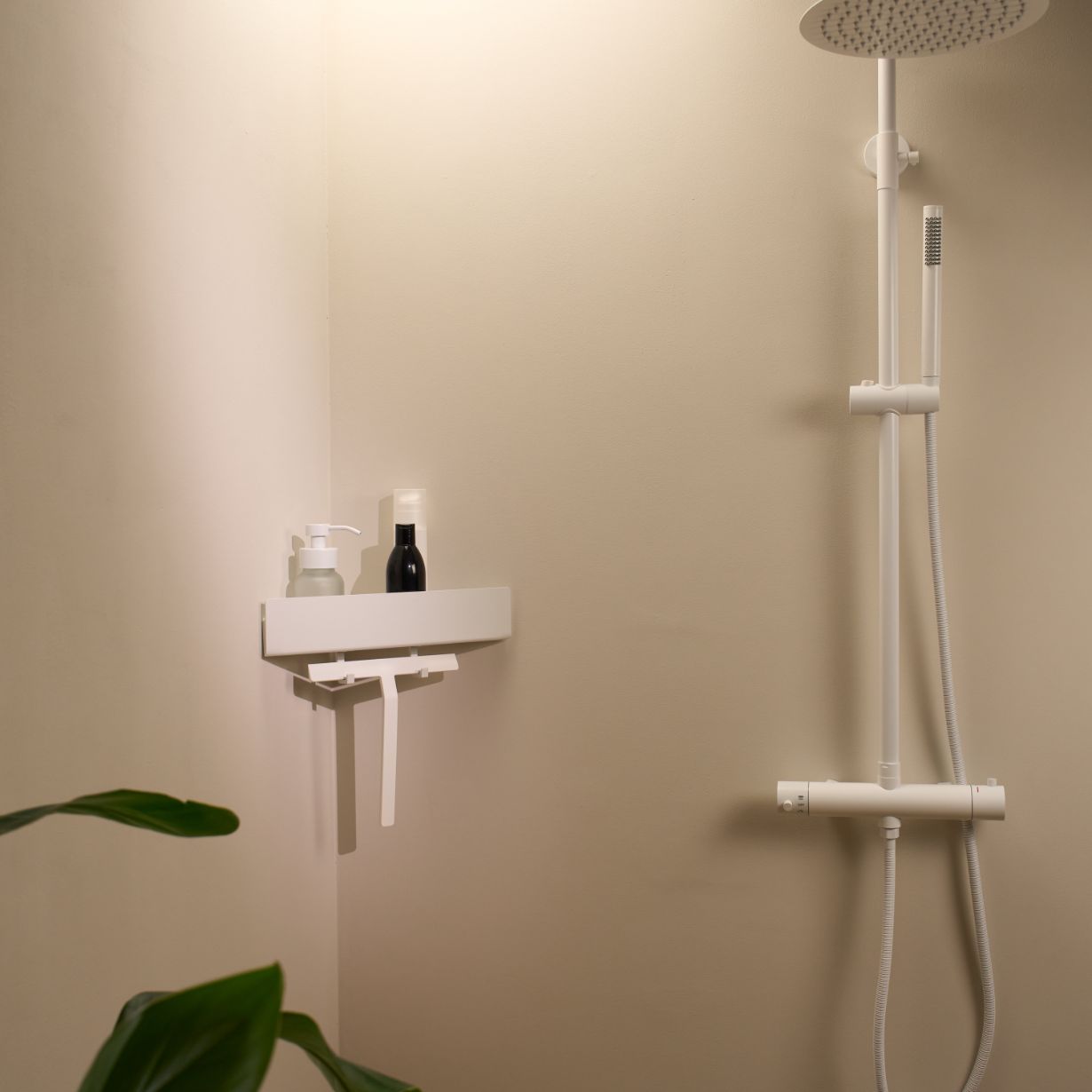 Designfabrik Hamburg Duschablage als Eckablage ohne Bohren für Duschutensilien und Shampoo Weiß