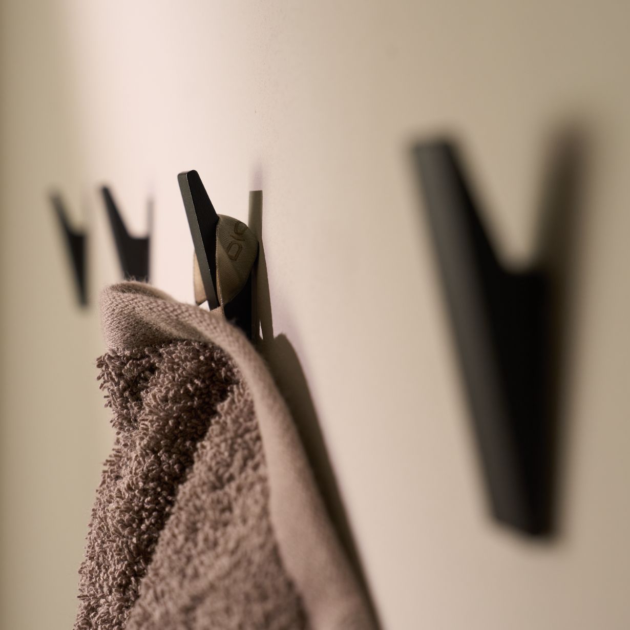 Designfabrik Hamburg hochwertige Design Klebehaken ohne Bohren als Handtuchhaken, Spültuchhaken oder Wandhaken in schwarz matt selbstklebend