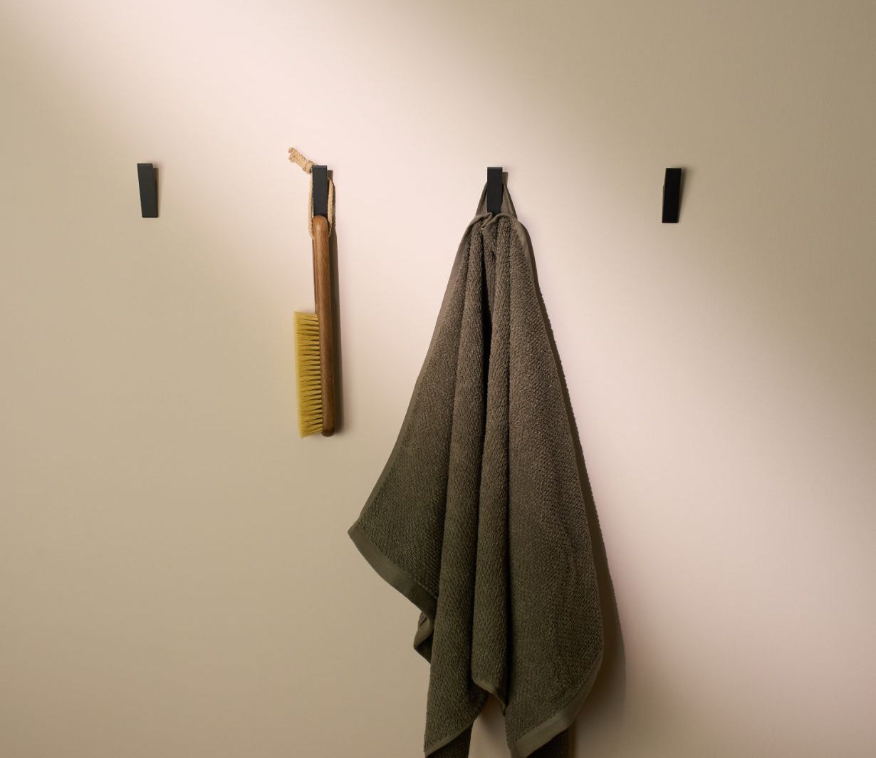 Designfabrik Hamburg hochwertige Design Klebehaken ohne Bohren als Handtuchhaken, Spültuchhaken oder Wandhaken in schwarz matt selbstklebend