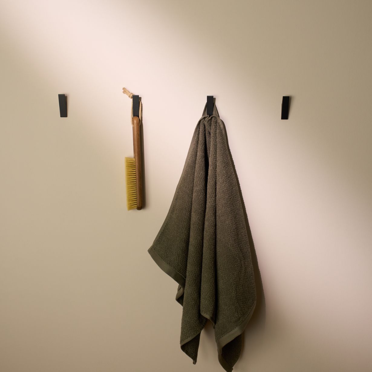 Designfabrik Hamburg hochwertige Design Klebehaken ohne Bohren als Handtuchhaken, Spültuchhaken oder Wandhaken in schwarz matt selbstklebend