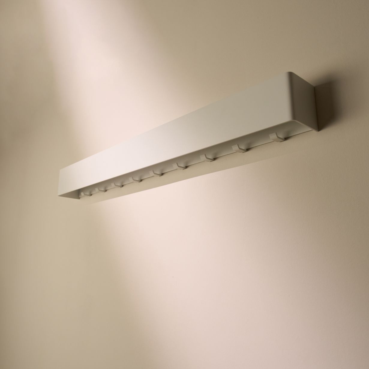 Designfabrik Hamburg Wandgarderobe aus hochwertigem Metall mit versteckten Haken in modernem Design für Neubau