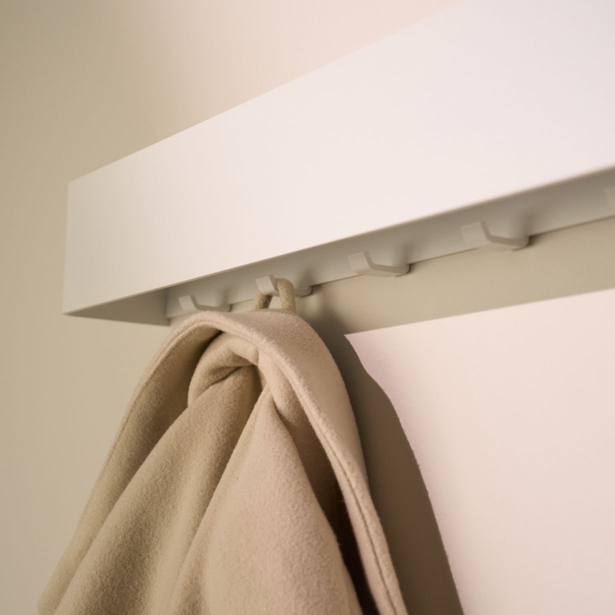 Designfabrik Hamburg Wandgarderobe aus hochwertigem Metall mit versteckten Haken in modernem Design für Neubau