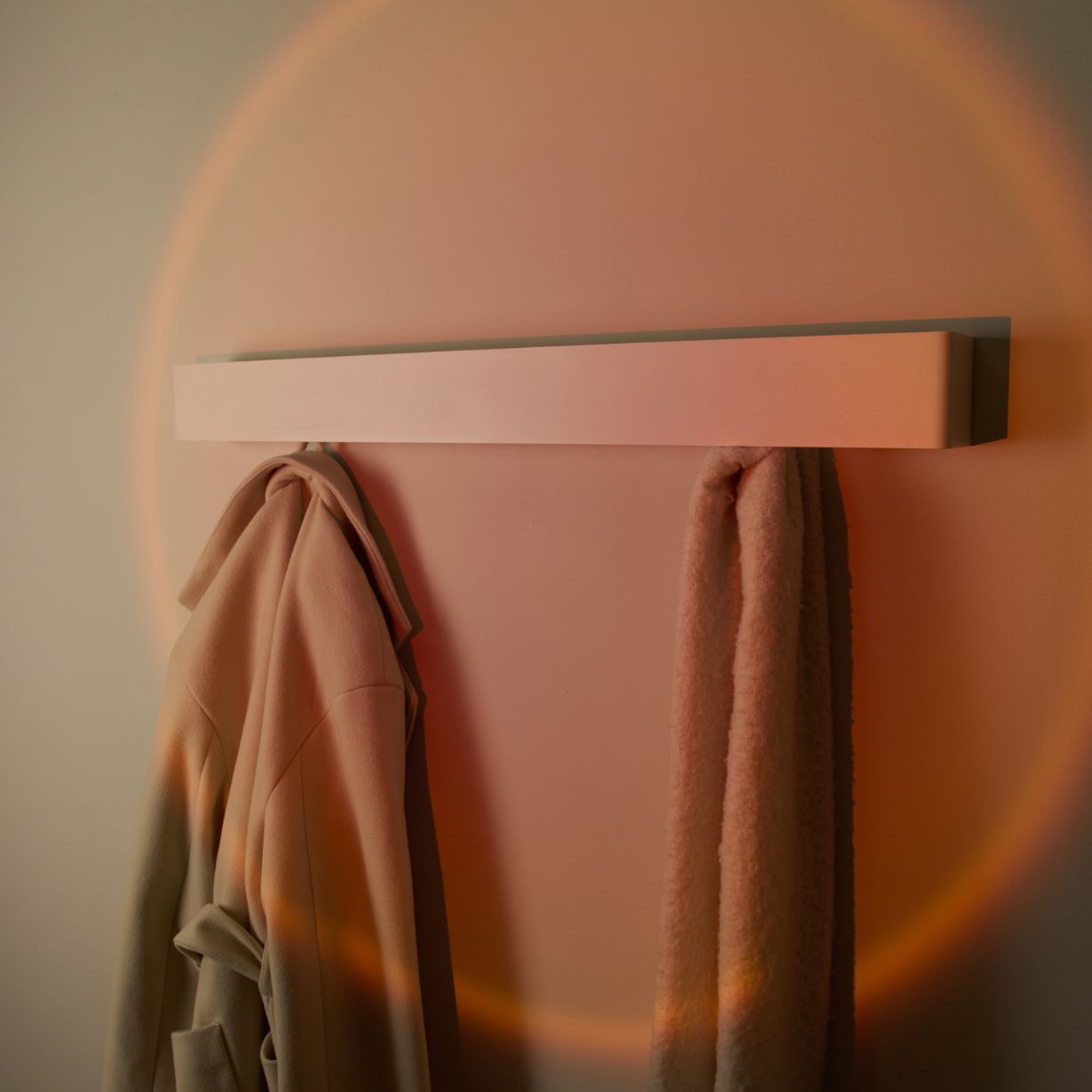 Designfabrik Hamburg Wandgarderobe aus hochwertigem Metall mit versteckten Haken in modernem Design für Neubau