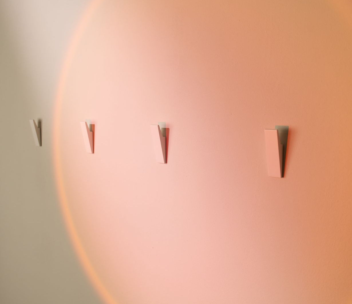 Designfabrik Hamburg hochwertige Design Klebehaken ohne Bohren als Handtuchhaken, Spültuchhaken oder Wandhaken in weiß matt selbstklebend