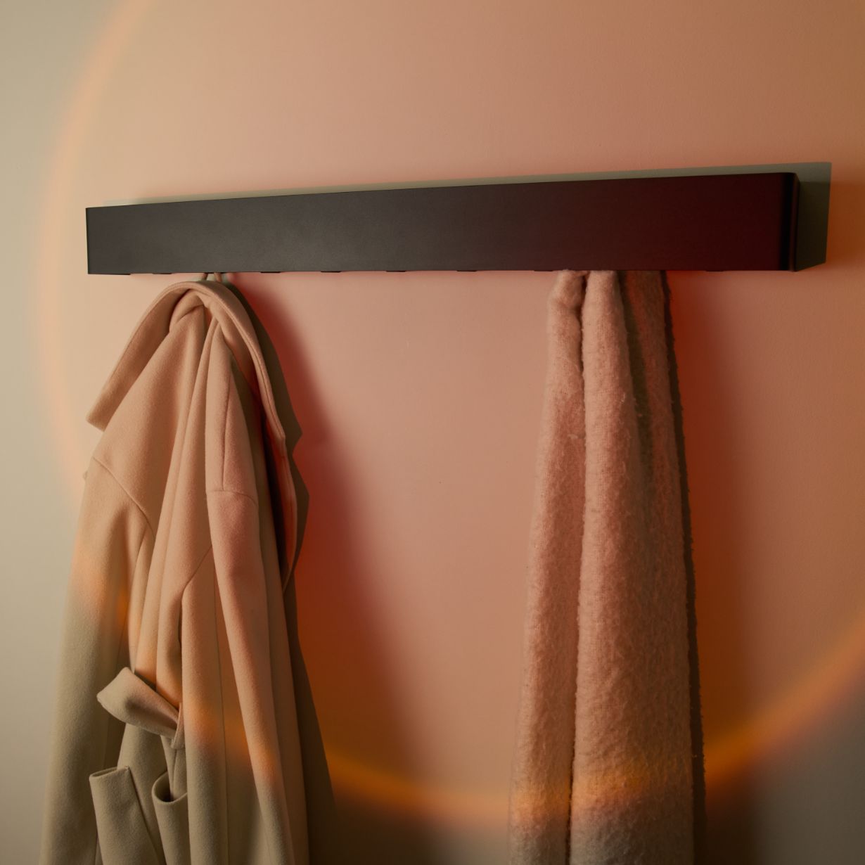 Designfabrik Hamburg Wandgarderobe aus hochwertigem Metall mit versteckten Haken in modernem Design für Neubau