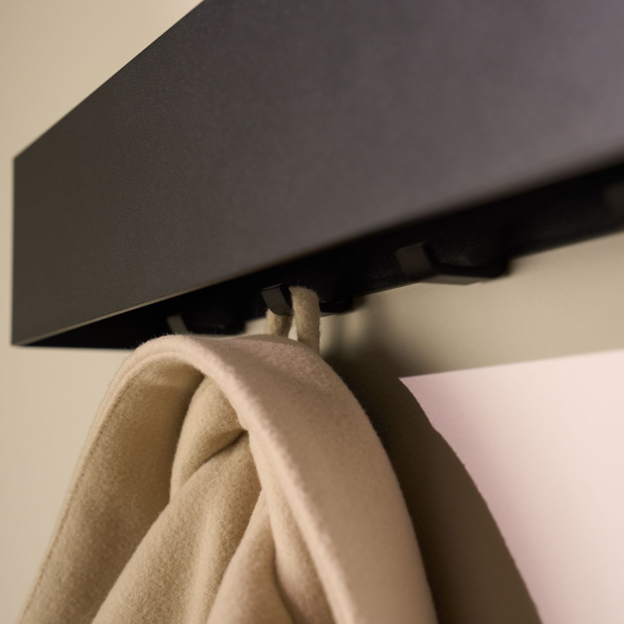 Designfabrik Hamburg Wandgarderobe aus hochwertigem Metall mit versteckten Haken in modernem Design für Neubau