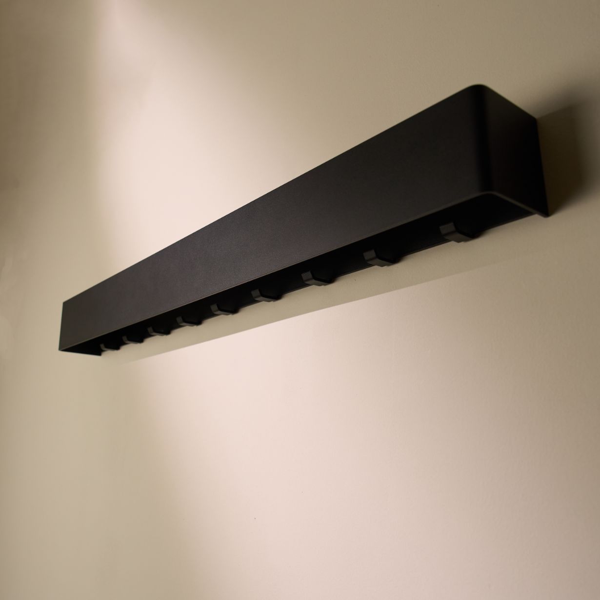 Designfabrik Hamburg Wandgarderobe aus hochwertigem Metall mit versteckten Haken in modernem Design für Neubau