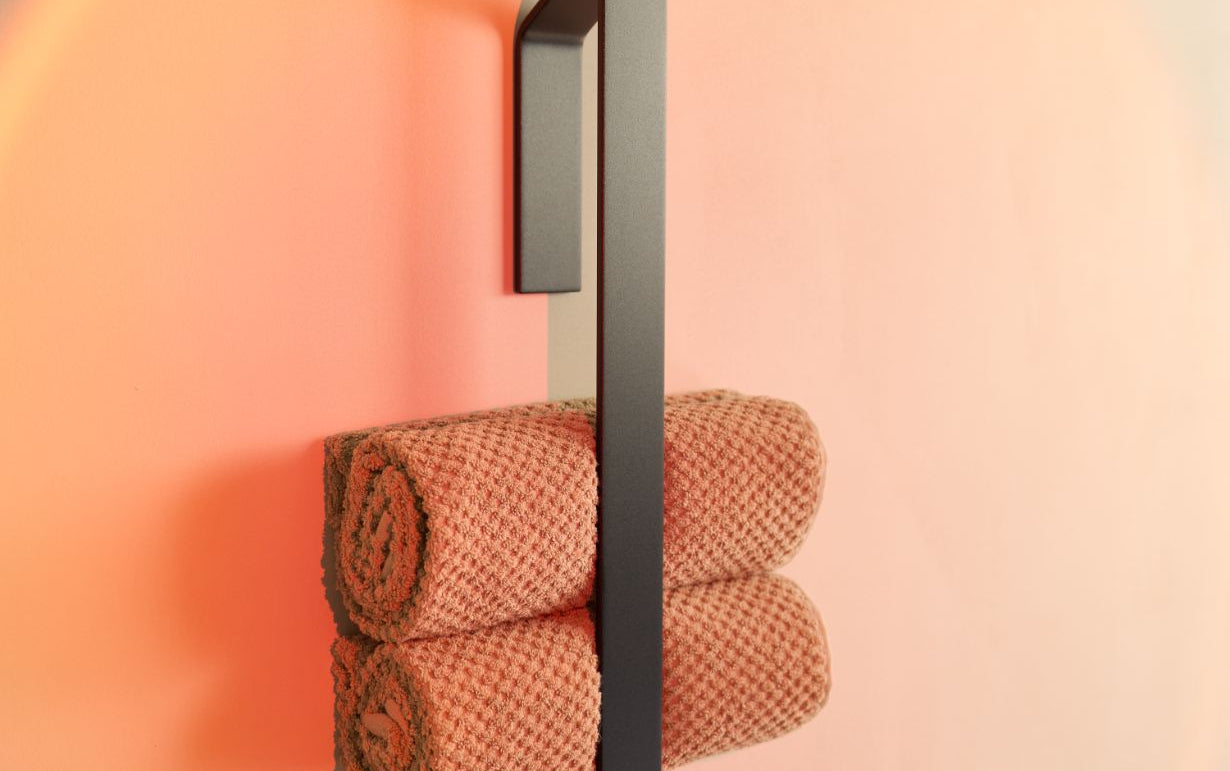 Designfabrik Hamburg vertikaler Handtuchhalter ohne Bohren für gerollte Gästehandtücher