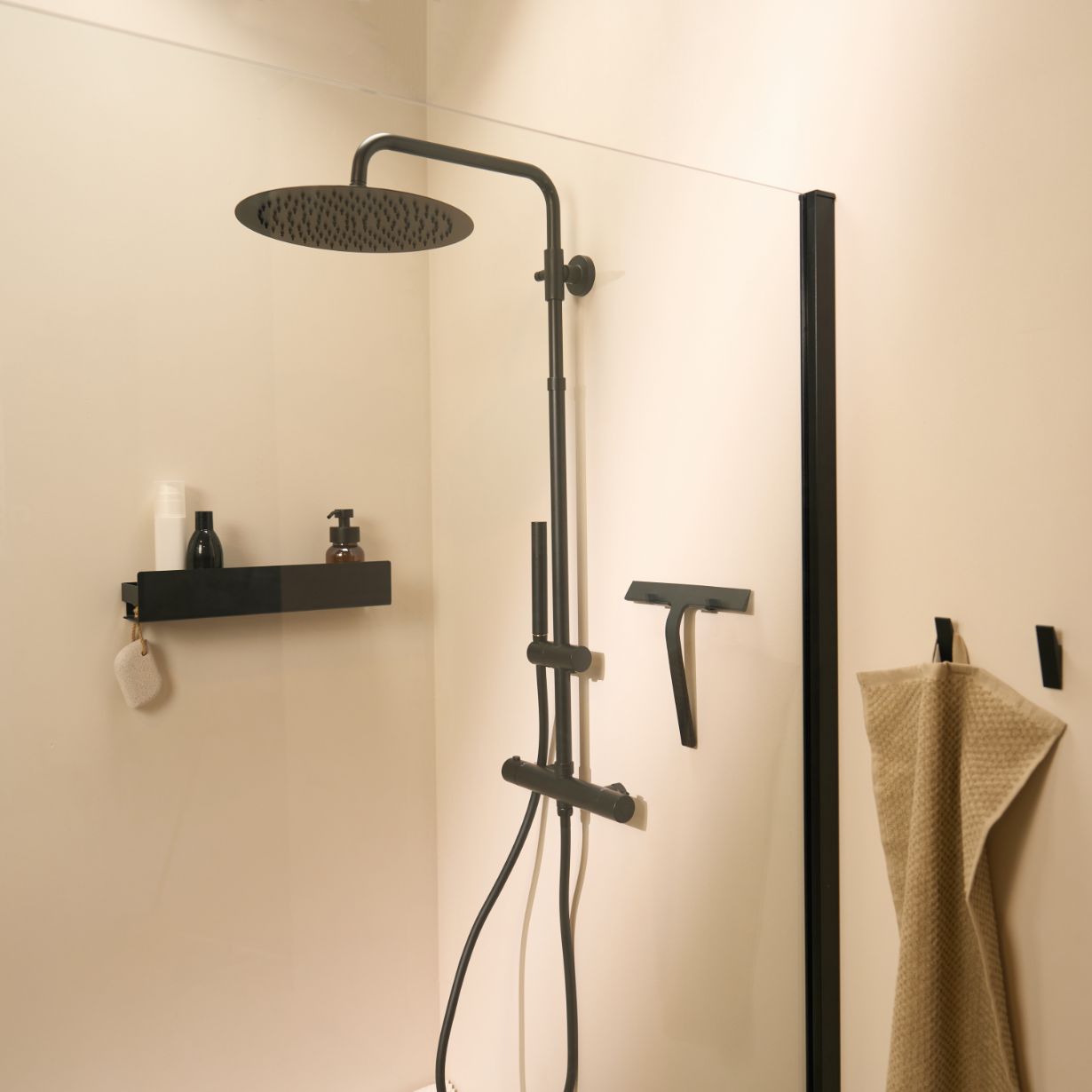 Designfabrik Hamburg Duschabzieher aus Silikon mit selbstklebender Wandhalterung und Hängehalterung schwarz matt