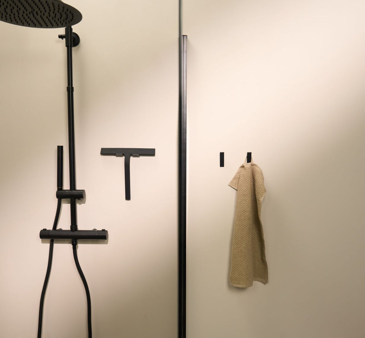 Designfabrik Hamburg Duschabzieher aus Silikon mit selbstklebender Wandhalterung und Hängehalterung schwarz matt