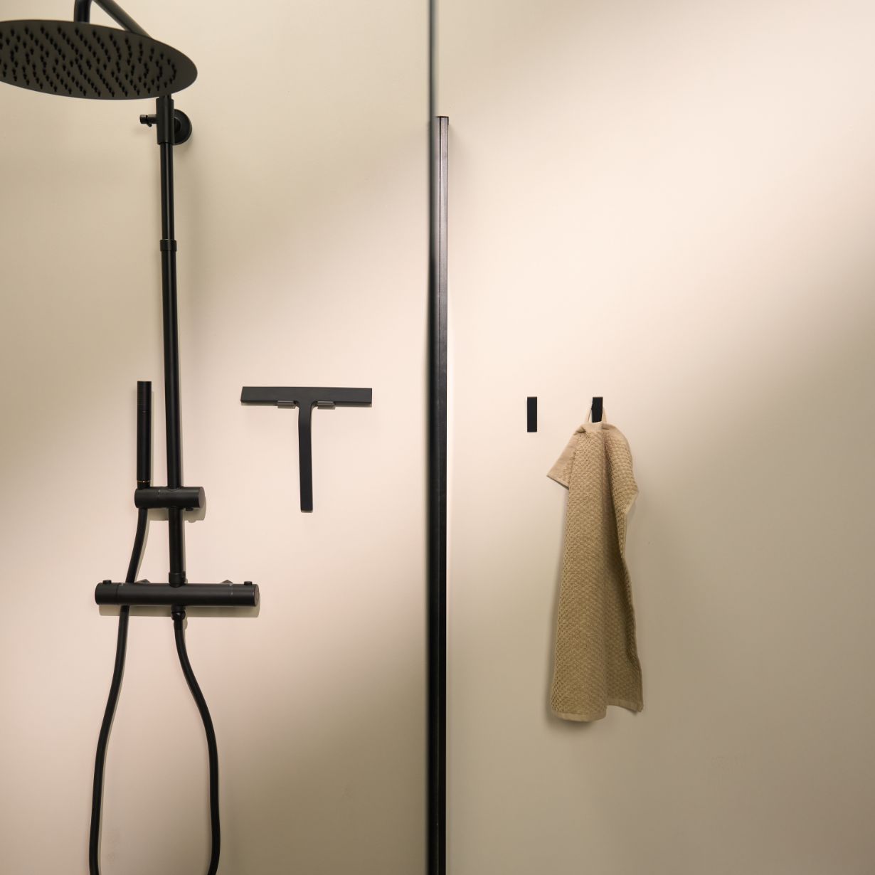 Designfabrik Hamburg Duschabzieher aus Silikon mit selbstklebender Wandhalterung und Hängehalterung schwarz matt