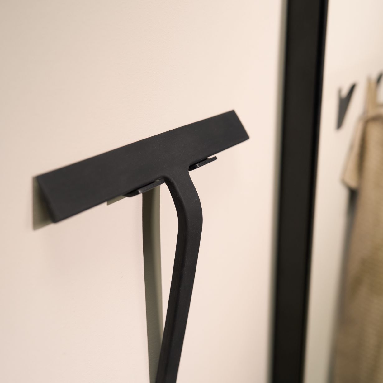 Designfabrik Hamburg Duschabzieher aus Silikon mit selbstklebender Wandhalterung und Hängehalterung schwarz matt