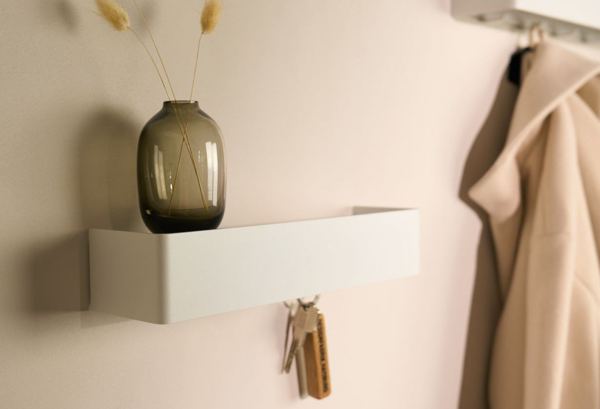 Designfabrik Hamburg minimalistisches Schlüsselbrett aus Metall mit Ablage passend zur Wandgarderobe.