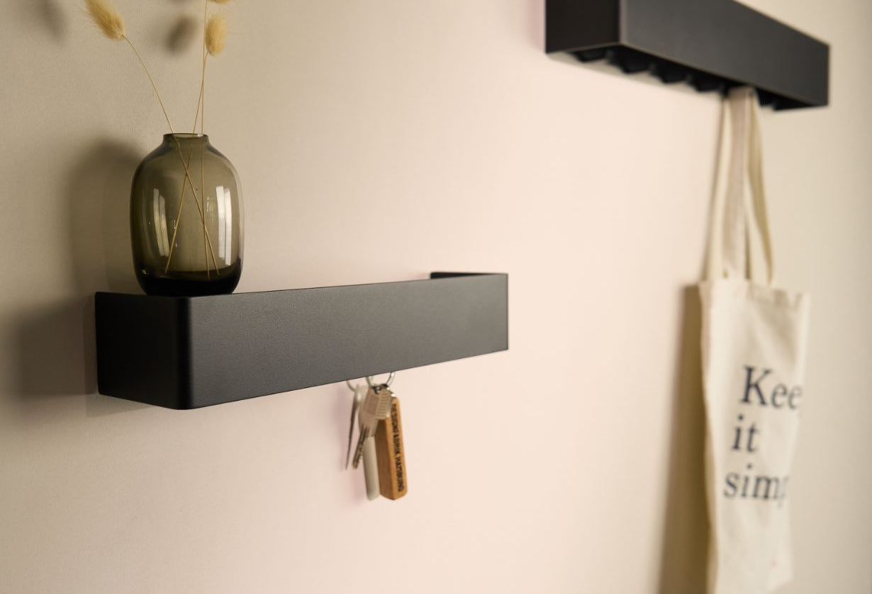 Designfabrik Hamburg minimalistisches Schlüsselbrett aus Metall mit Ablage passend zur Wandgarderobe.