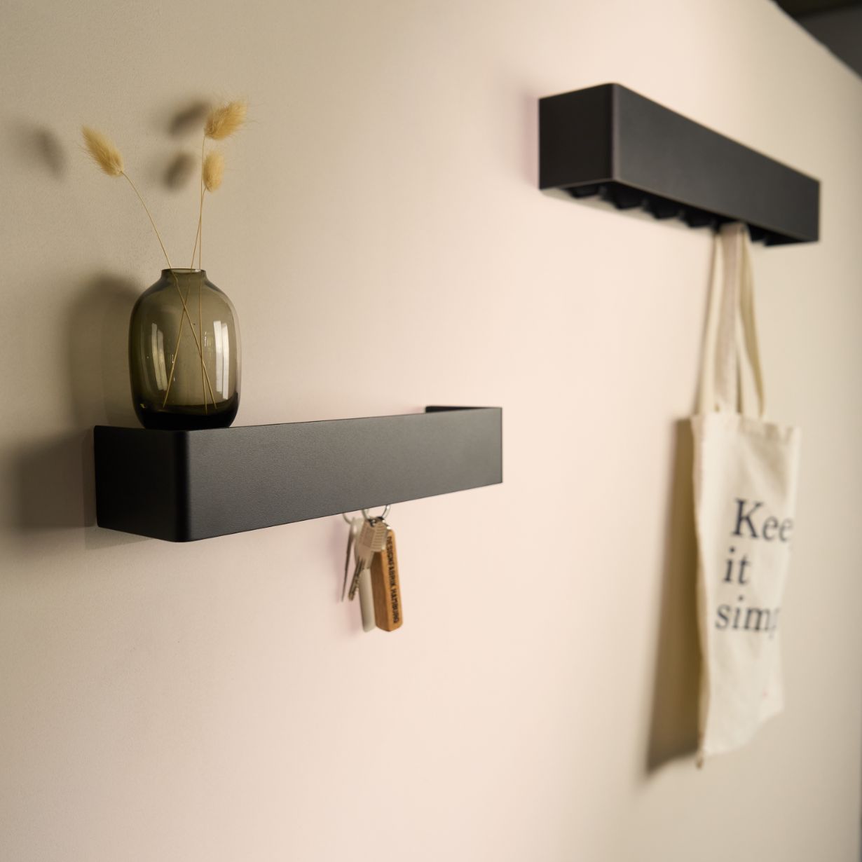 Designfabrik Hamburg minimalistisches Schlüsselbrett aus Metall mit Ablage passend zur Wandgarderobe.