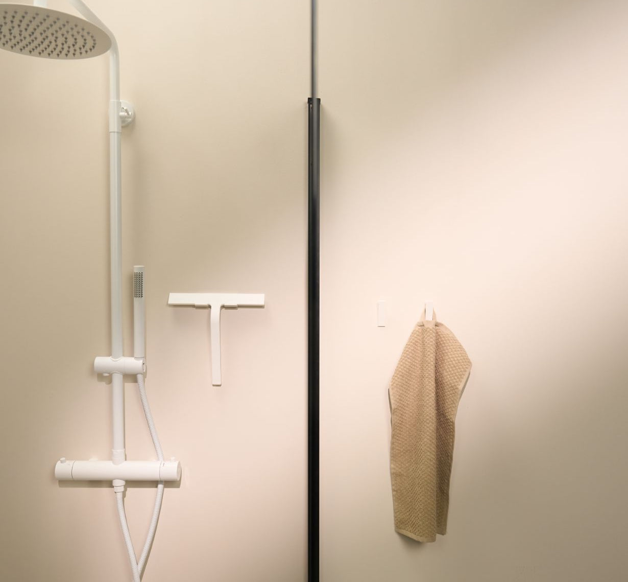 Designfabrik Hamburg Duschabzieher aus Silikon mit selbstklebender Wandhalterung und Hängehalterung weiß matt