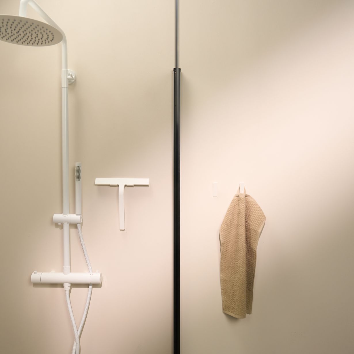 Designfabrik Hamburg Duschabzieher aus Silikon mit selbstklebender Wandhalterung und Hängehalterung weiß matt