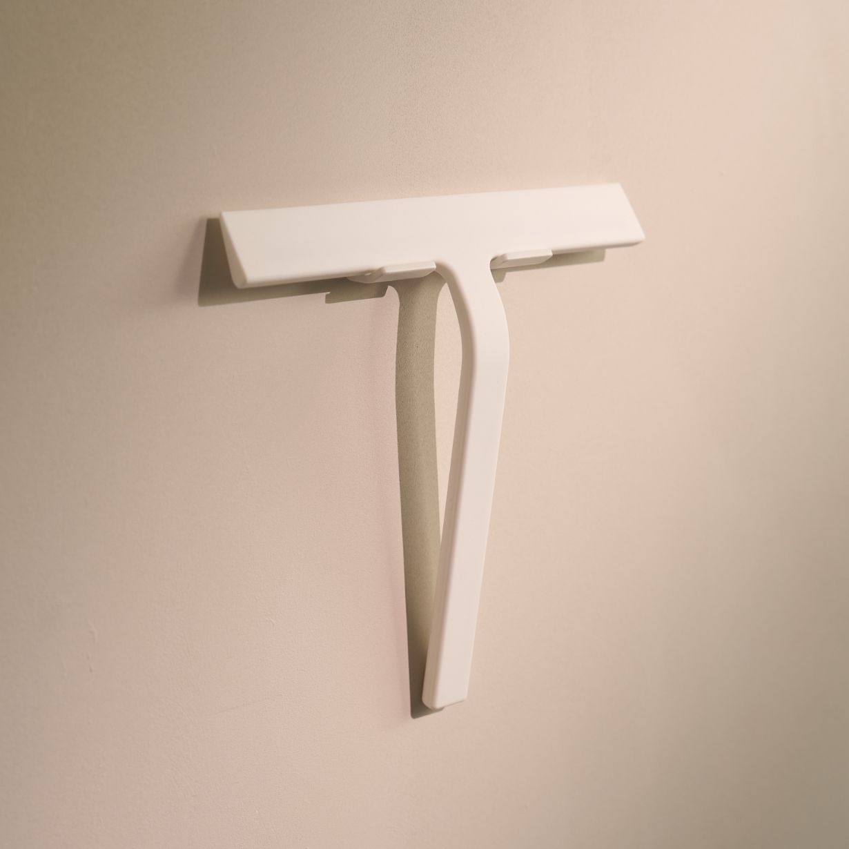 Designfabrik Hamburg Duschabzieher aus Silikon mit selbstklebender Wandhalterung und Hängehalterung weiß matt