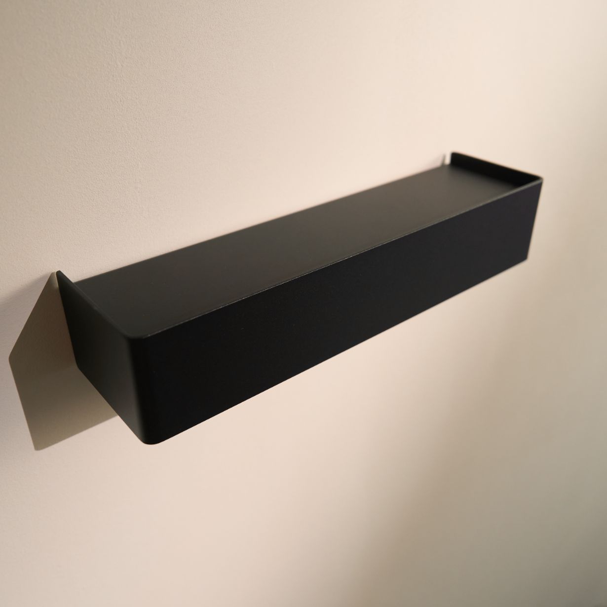 Designfabrik Hamburg minimalistisches Schlüsselbrett aus Metall mit Ablage passend zur Wandgarderobe.