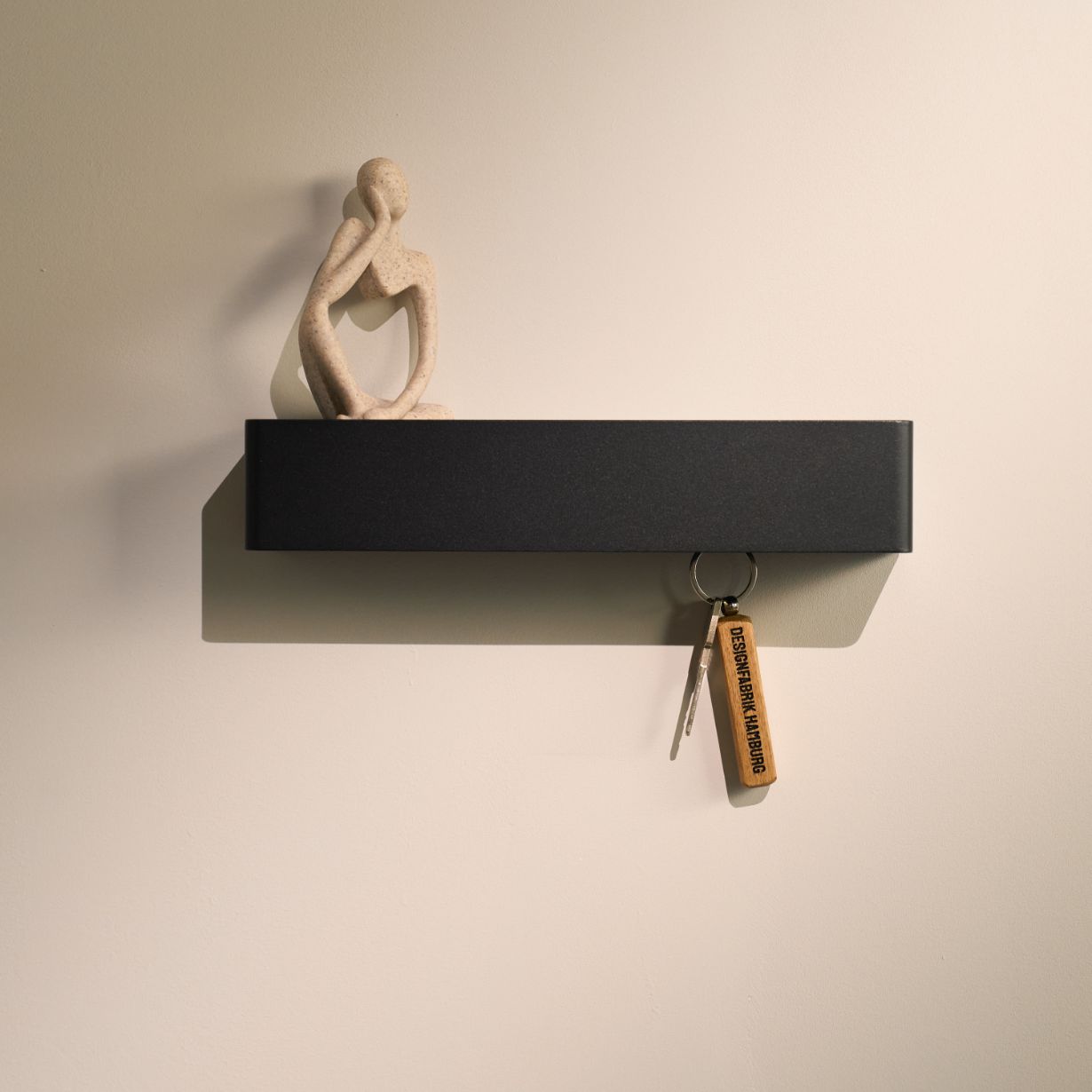 Designfabrik Hamburg minimalistisches Schlüsselbrett aus Metall mit Ablage passend zur Wandgarderobe.