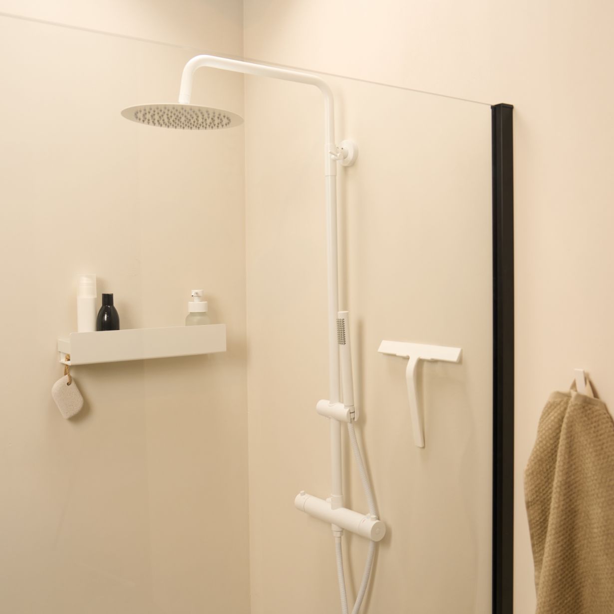 Designfabrik Hamburg Duschabzieher aus Silikon mit selbstklebender Wandhalterung und Hängehalterung weiß matt