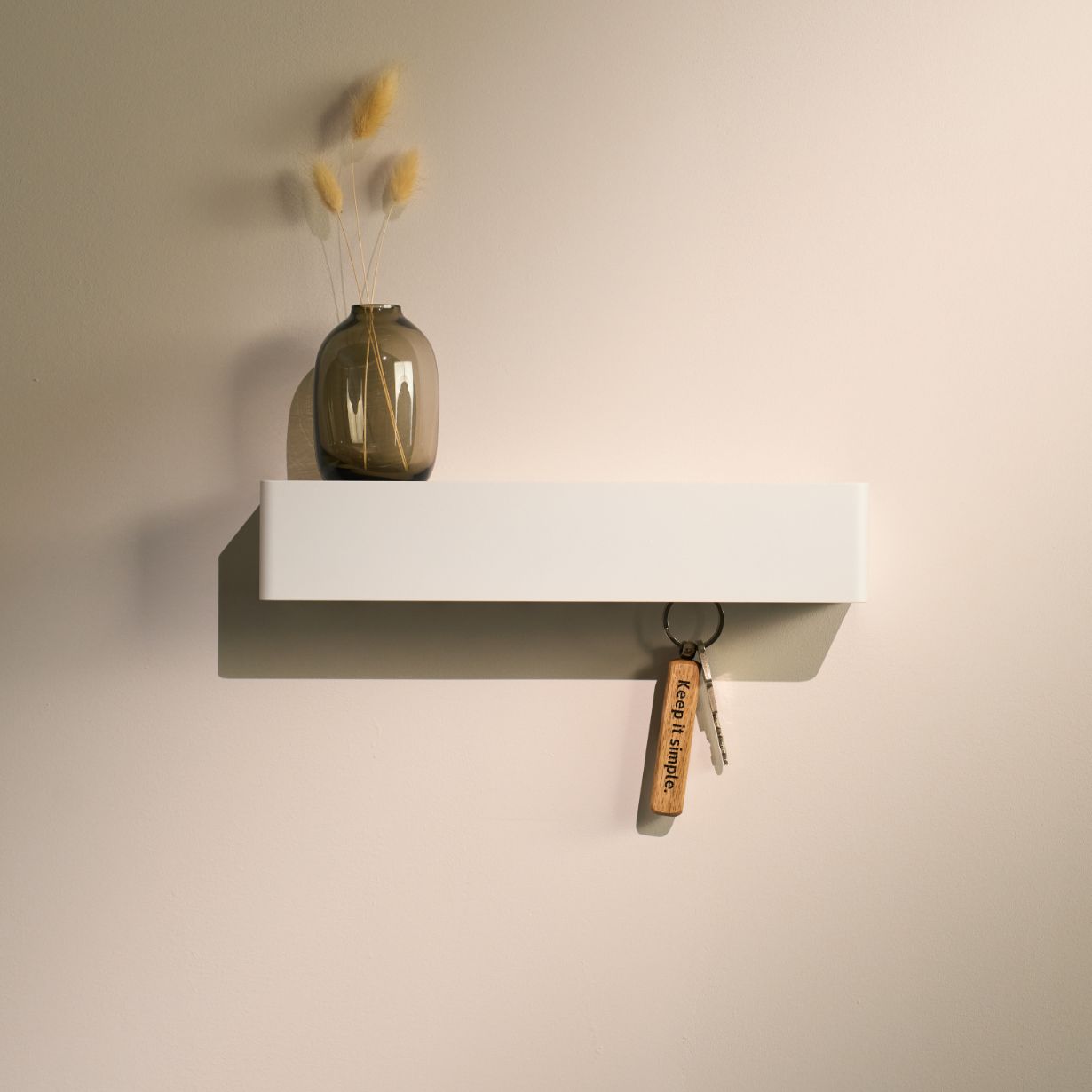 Designfabrik Hamburg minimalistisches Schlüsselbrett aus Metall mit Ablage passend zur Wandgarderobe.