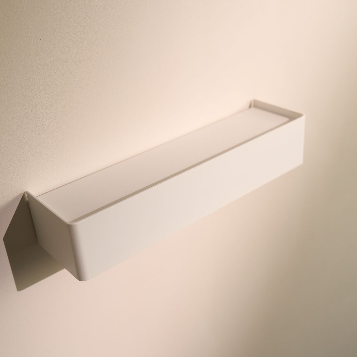 Designfabrik Hamburg minimalistisches Schlüsselbrett aus Metall mit Ablage passend zur Wandgarderobe.