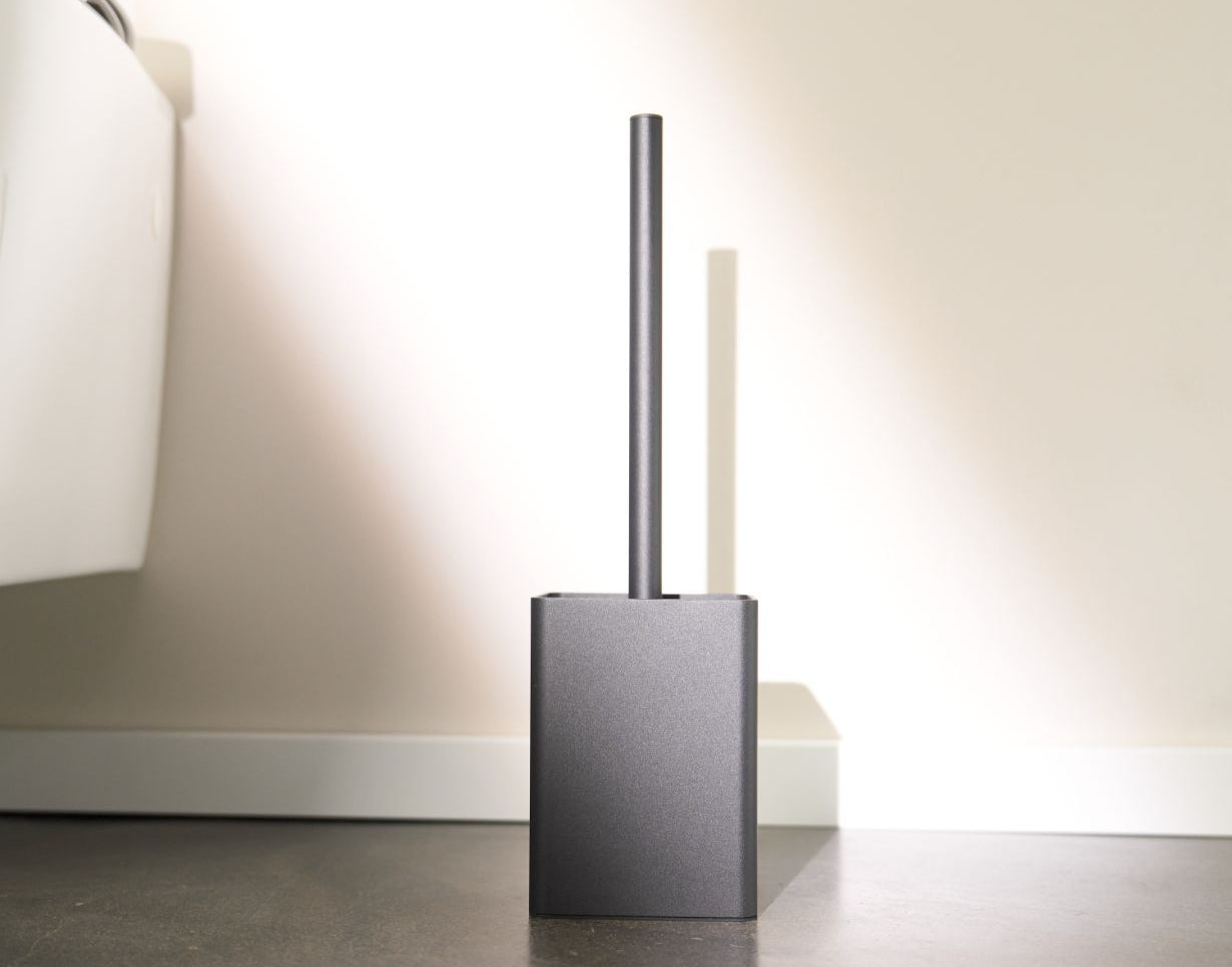 Designfabrik Hamburg Klobürstenhalter aus hochwertigem Metall zur Wandmontage oder zum hinstellenmit hygienischer Silikonbürste