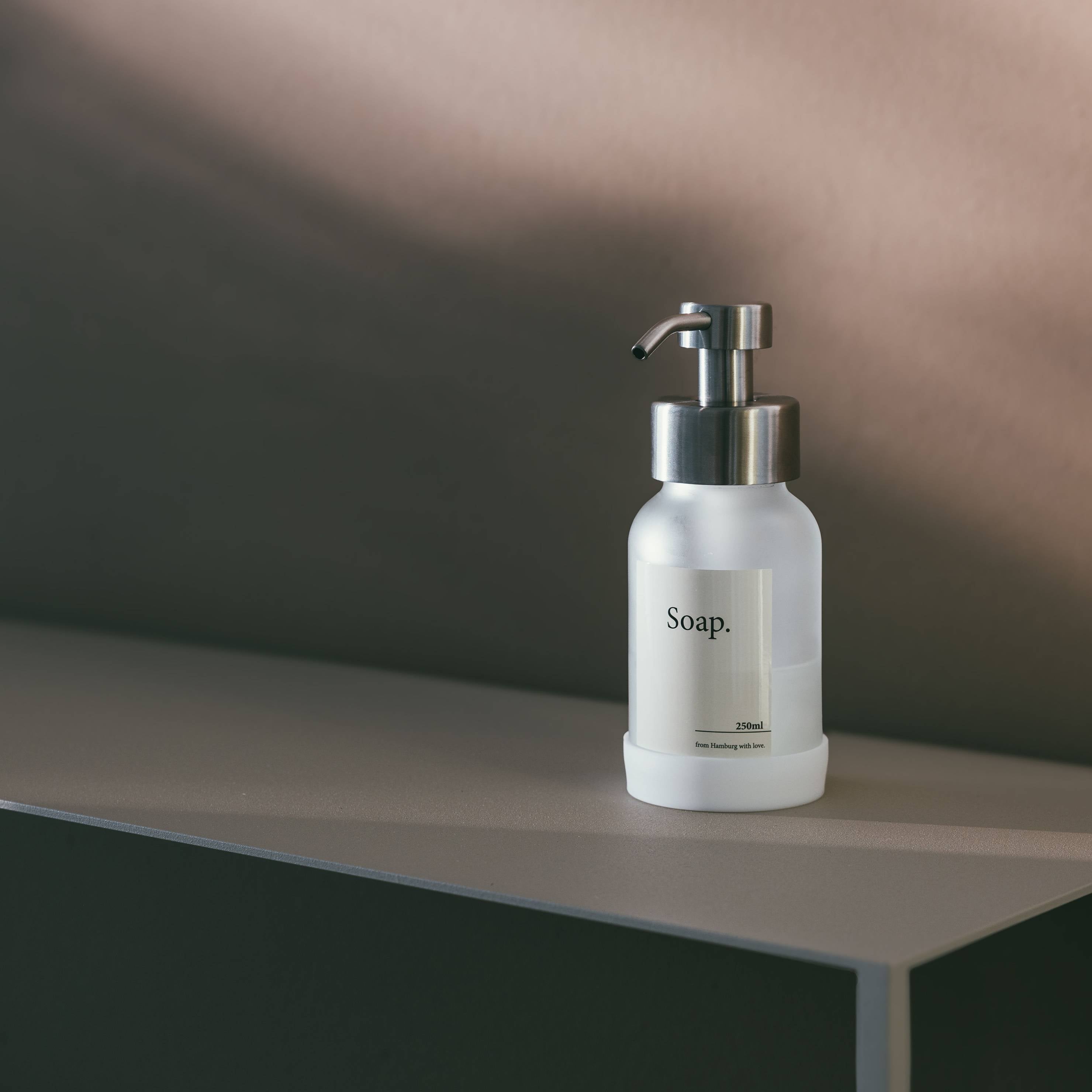 Designfabrik Hamburg Glas Seifenspender mit Gummistandfuß und Edelstahlpumpe silber Frost