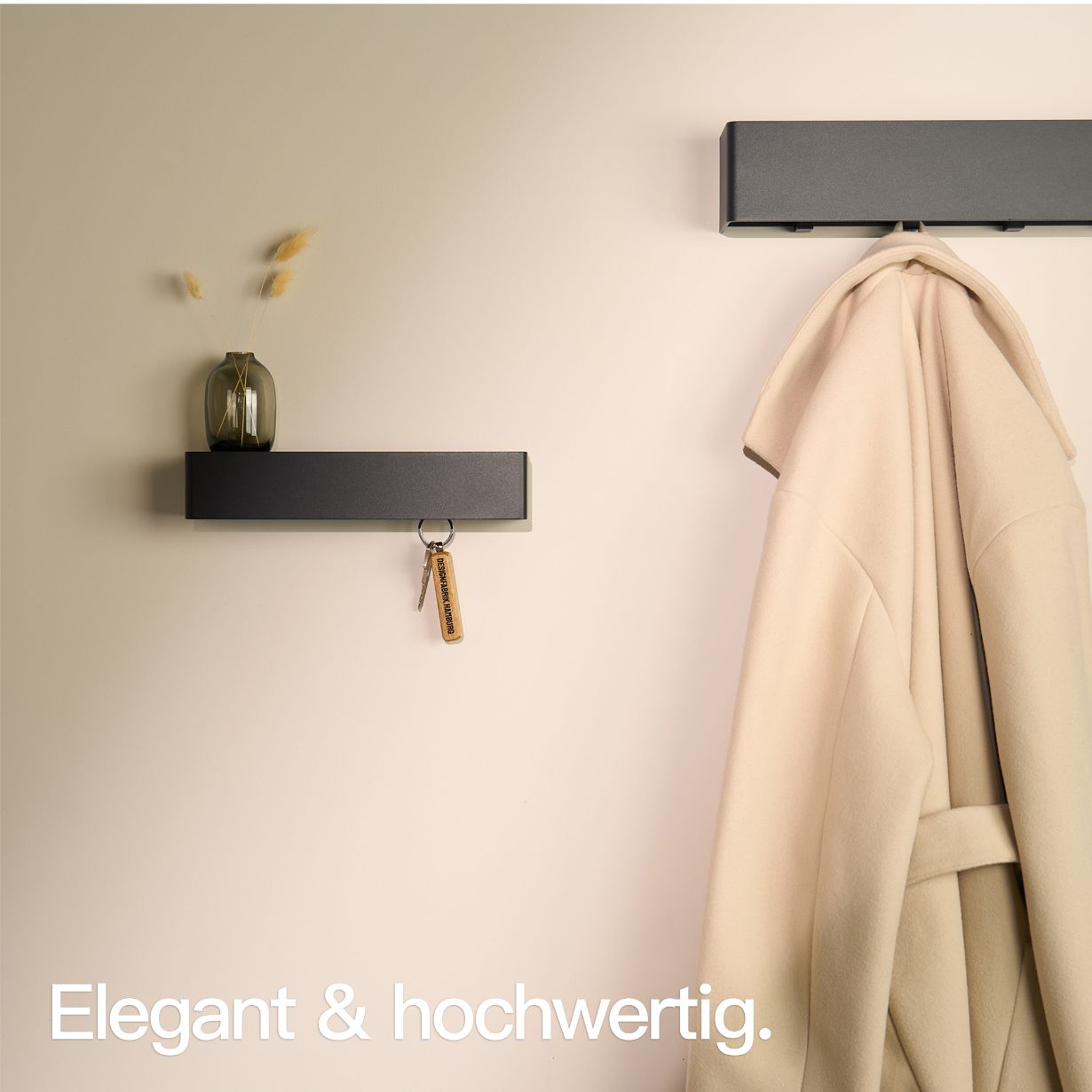 Designfabrik Hamburg minimalistisches Schlüsselbrett aus Metall mit Ablage passend zur Wandgarderobe.