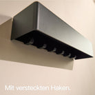 Designfabrik Hamburg minimalistisches Schlüsselbrett aus Metall mit Ablage passend zur Wandgarderobe.