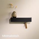 Designfabrik Hamburg minimalistisches Schlüsselbrett aus Metall mit Ablage passend zur Wandgarderobe.