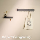 Designfabrik Hamburg minimalistisches Schlüsselbrett aus Metall mit Ablage passend zur Wandgarderobe.