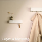 Designfabrik Hamburg minimalistisches Schlüsselbrett aus Metall mit Ablage passend zur Wandgarderobe.