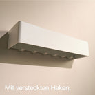 Designfabrik Hamburg minimalistisches Schlüsselbrett aus Metall mit Ablage passend zur Wandgarderobe.