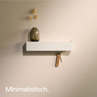 Designfabrik Hamburg minimalistisches Schlüsselbrett aus Metall mit Ablage passend zur Wandgarderobe.