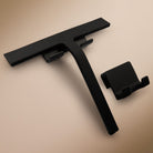 Anzeige_Render Designfabrik Hamburg Duschabzieher aus Silikon mit selbstklebender Wandhalterung und Hängehalterung schwarz matt