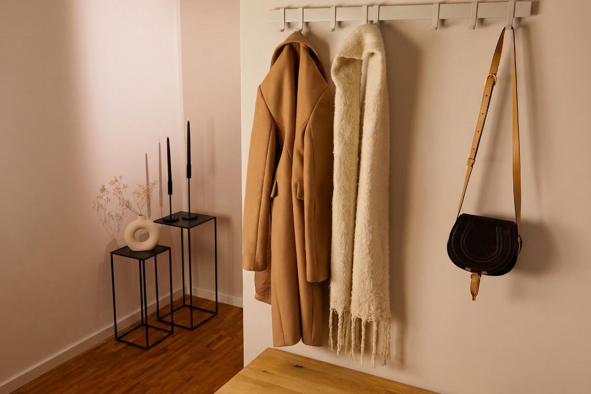 Designfabrik Hamburg Garderobenleiste mit verschiebbaren Haken zur Schraubmontage Beige