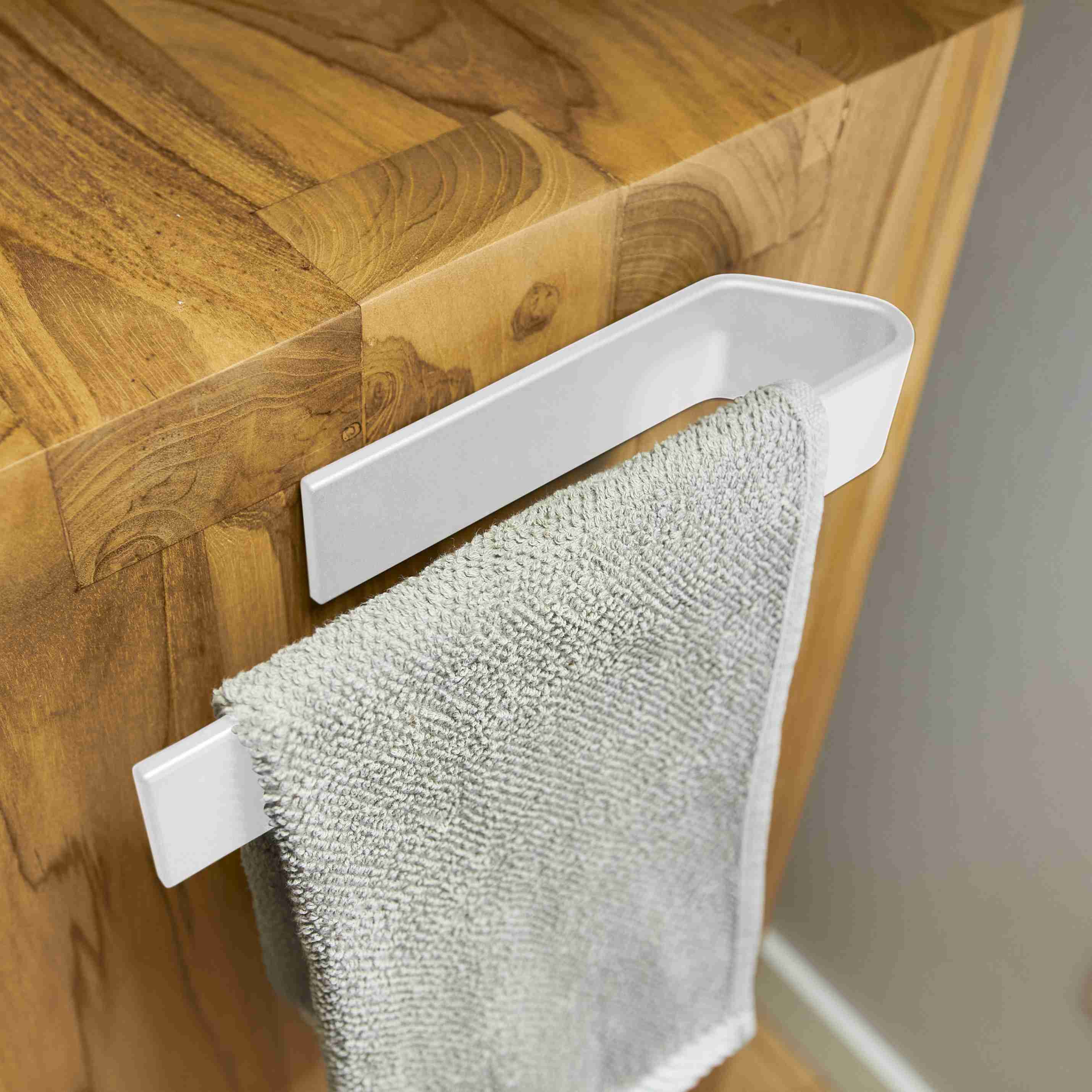 Designfabrik Hamburg Handtuchhalter ohne Bohren Wandmontage 22cm weiß