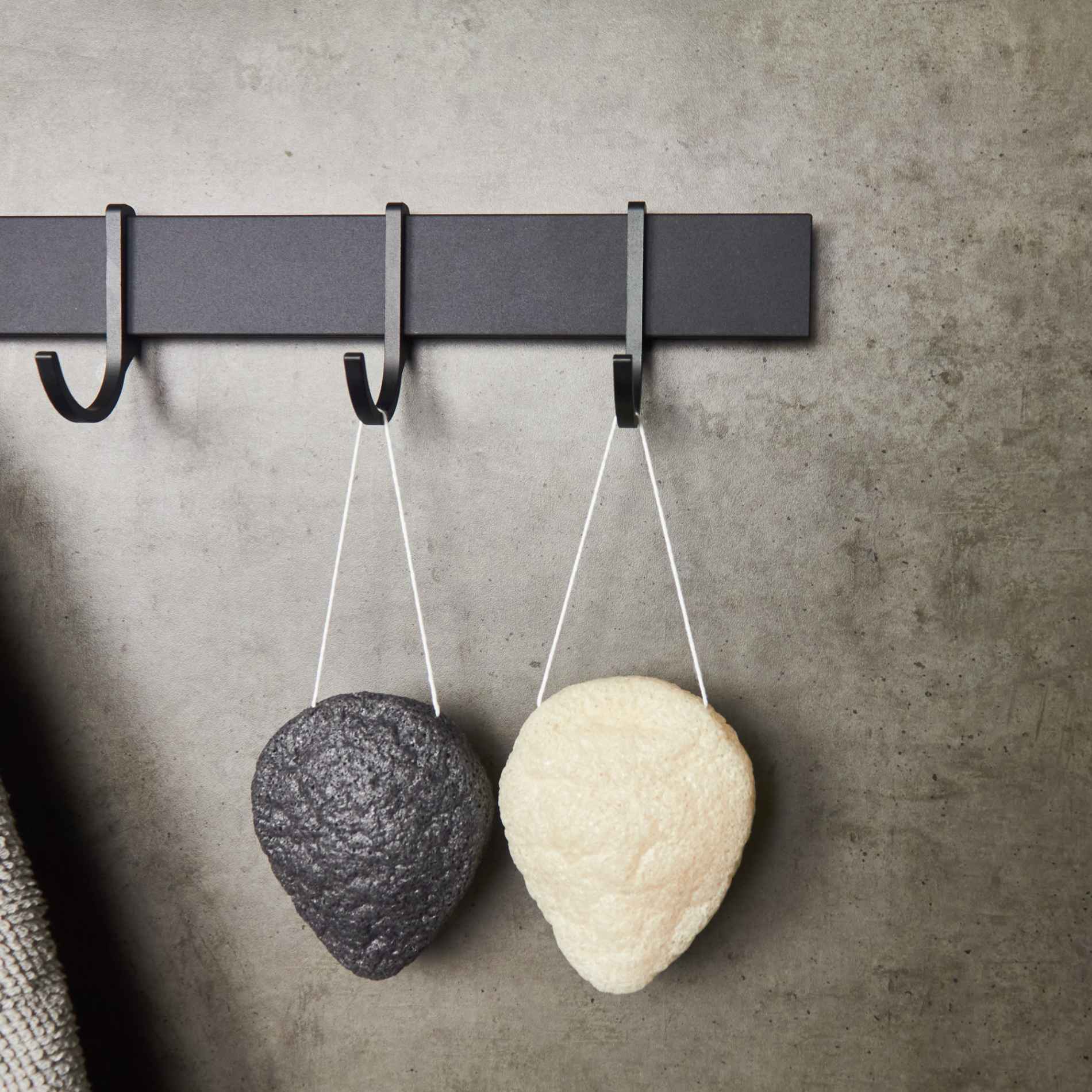 Designfabrik Hamburg Design Hakenleiste Matt Schwarz in moderner Küche und Küchenutensilien