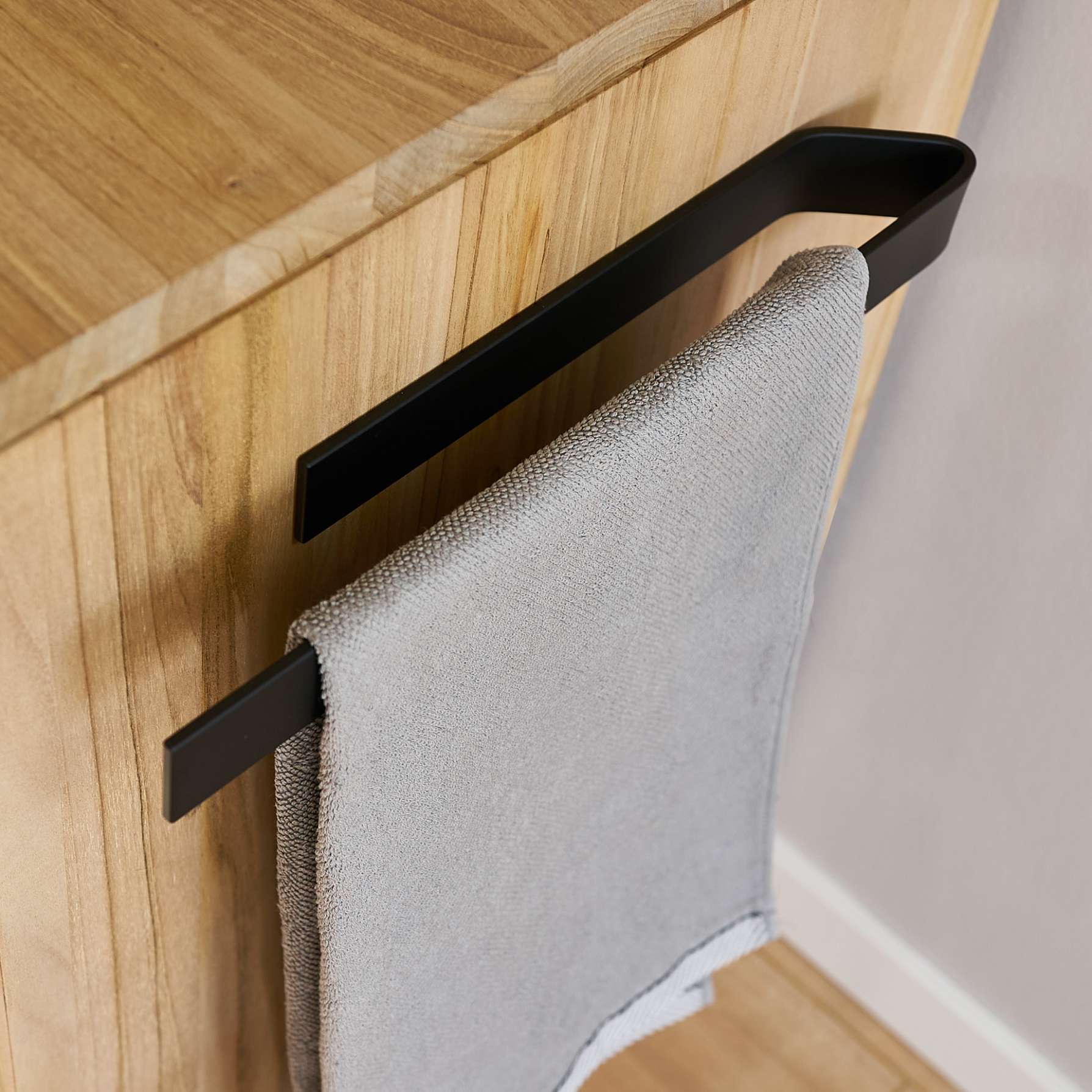 Designfabrik Hamburg Handtuchhalter ohne Bohren Wandmontage 40cm schwarz