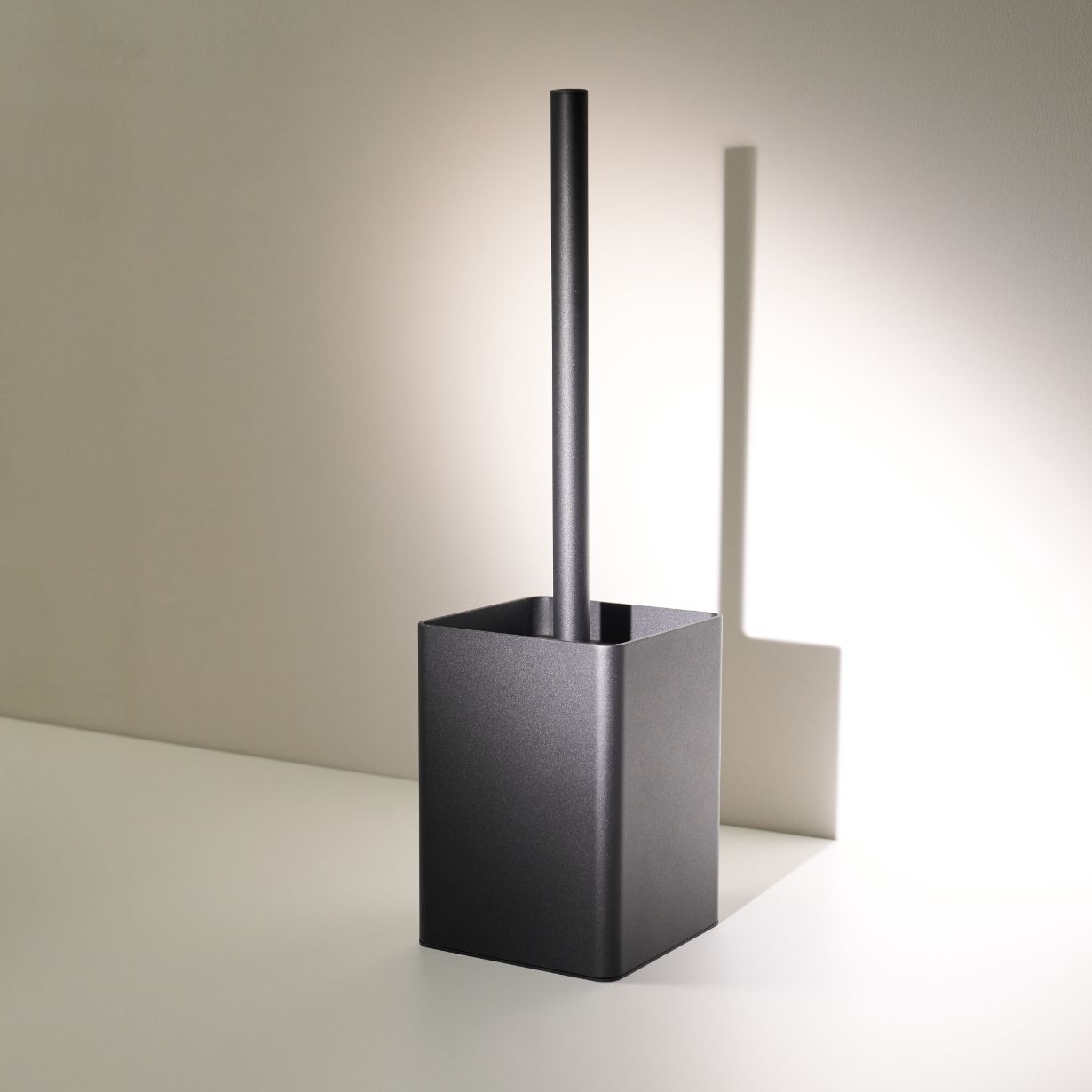 Designfabrik Hamburg hochwertiger Toilettenbürstenhalter mit Silikonbürste und Metallhalter