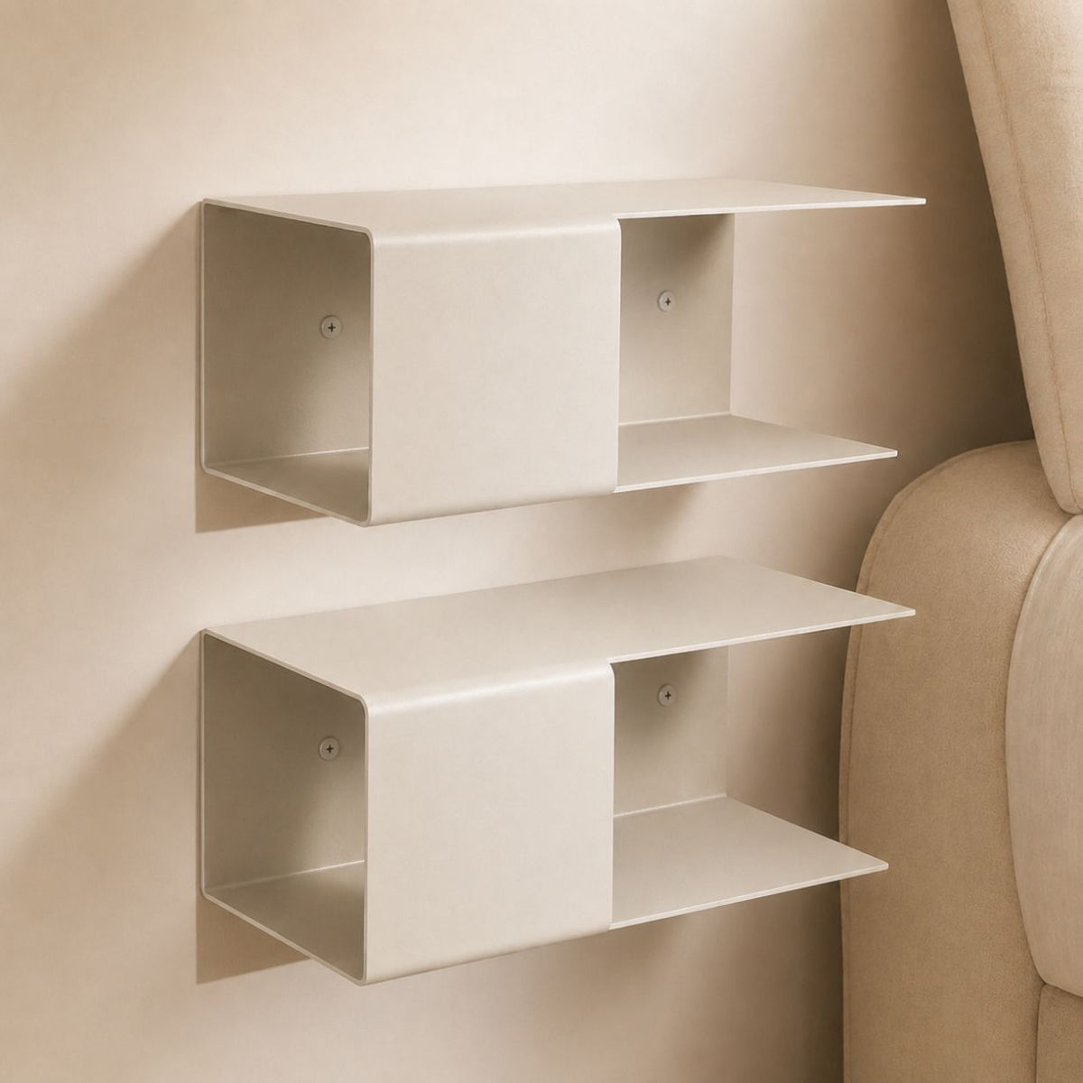 Designfabrik Hamburg minimalistischer Nachttisch aus Metall beige